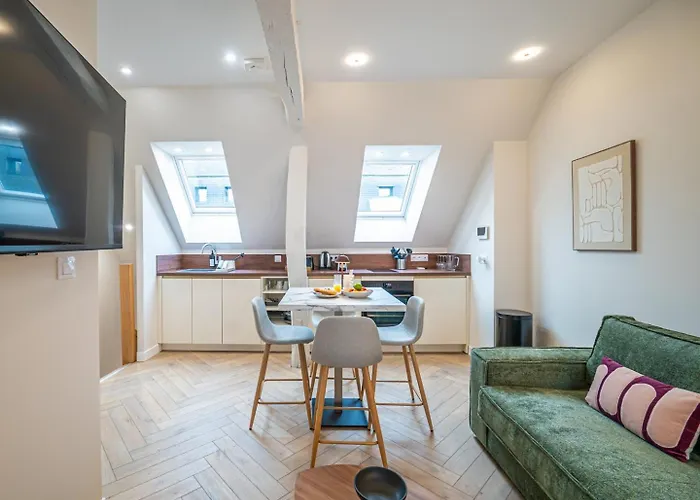 Oiqia • Palace • N°4 *